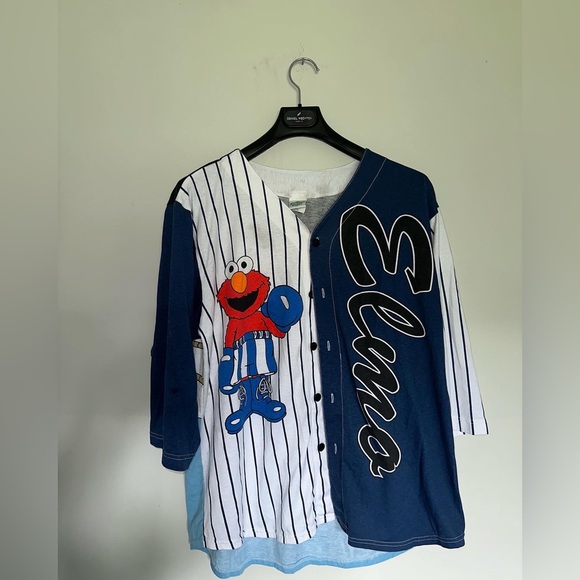 NOW AVAILABLE AT 2STIGO.THRIFT 🚨
ELMO BUTTON DOWNSHIRT AVAILABLE FOR SIZE L - Picture 1 of 2